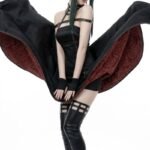 Ảnh Yor Forger cosplay với váy đen xẻ cao tôn dáng