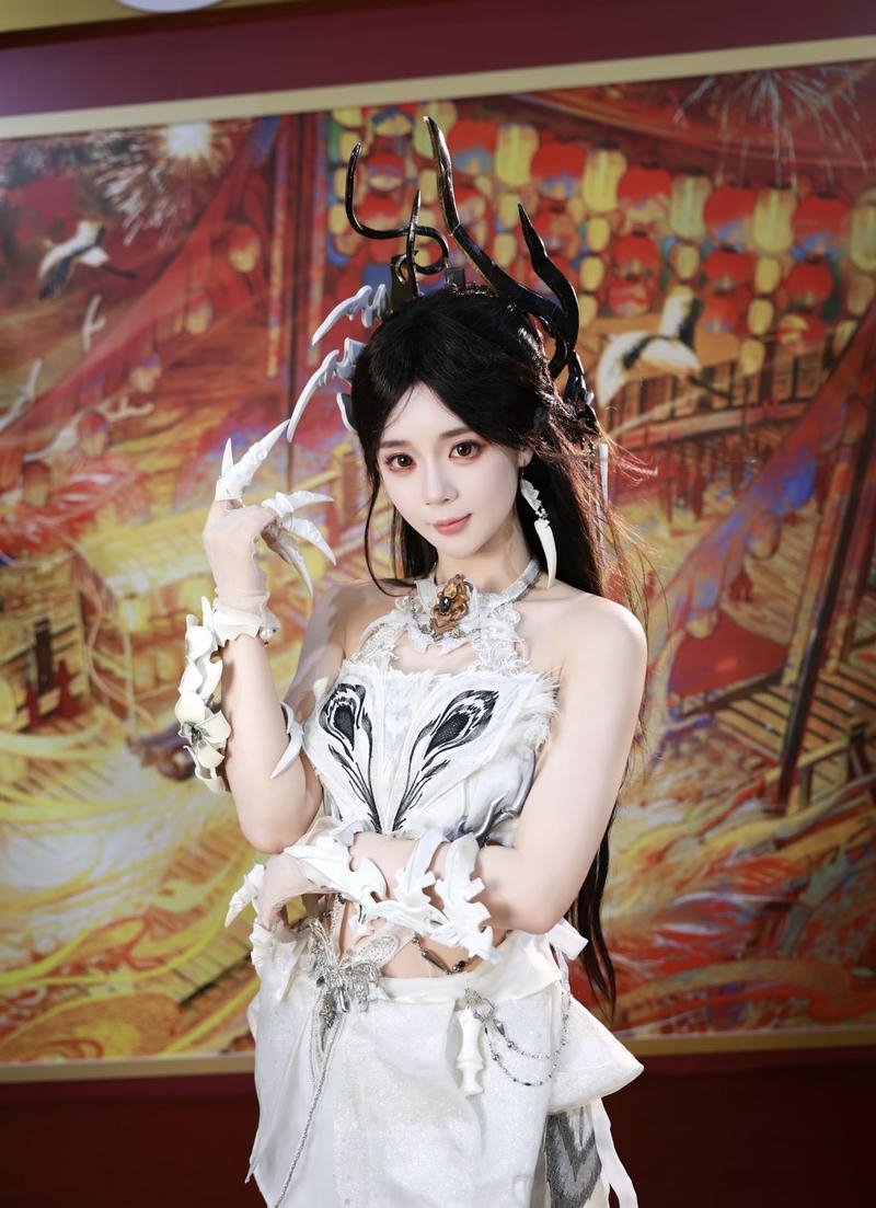 Ảnh cosplay Bạch Cốt Tinh phong cách lạnh lùng bí ẩn