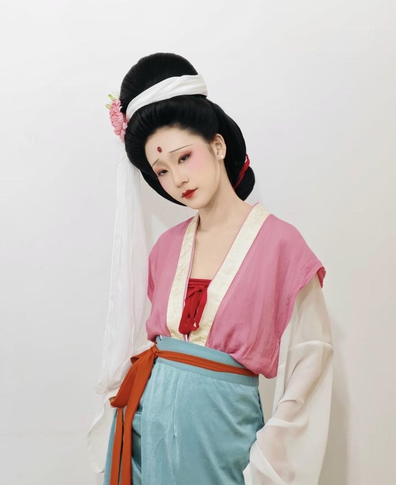 Ảnh cosplay Bạch Cốt Tinh với biểu cảm sắc lạnh cuốn hút