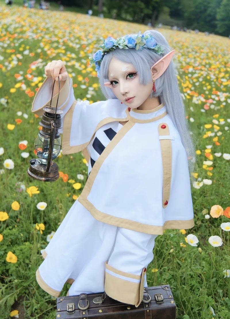 Ảnh cosplay Frieren trong không gian rừng xanh yên tĩnh