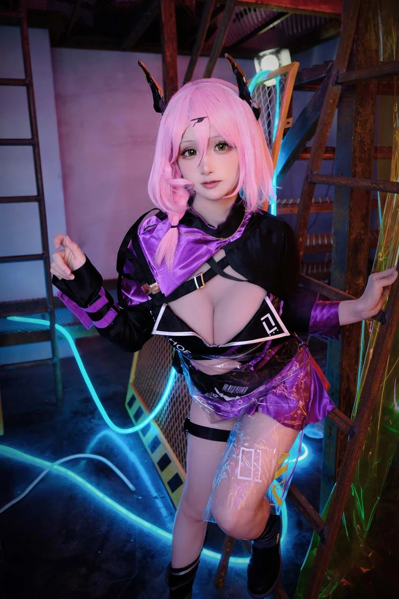 Ảnh gái cosplay thủ dâm nóng bỏng gợi cảm quyến rũ
