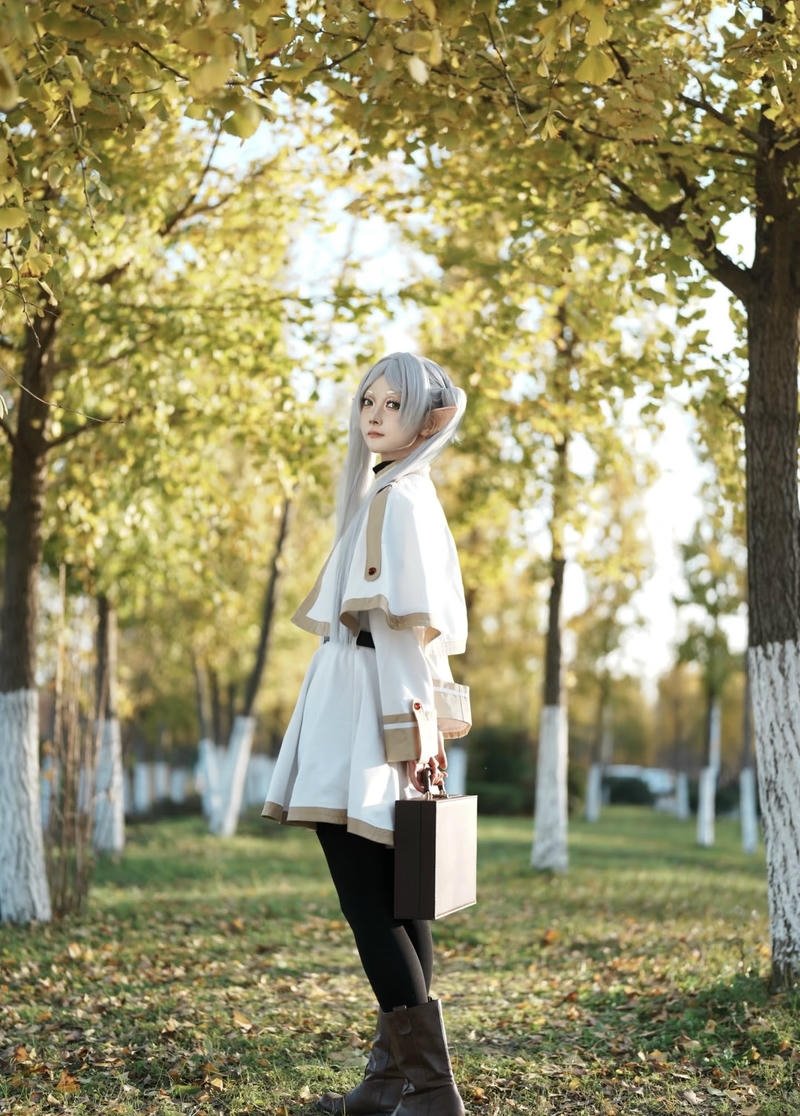 Ảnh hóa thân Frieren với biểu cảm nhẹ nhàng sâu lắng