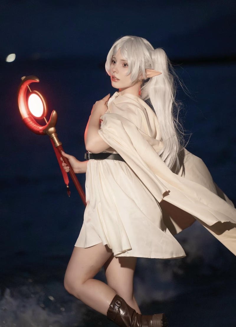 Ảnh hóa thân Frieren với trang phục pháp sư cổ điển