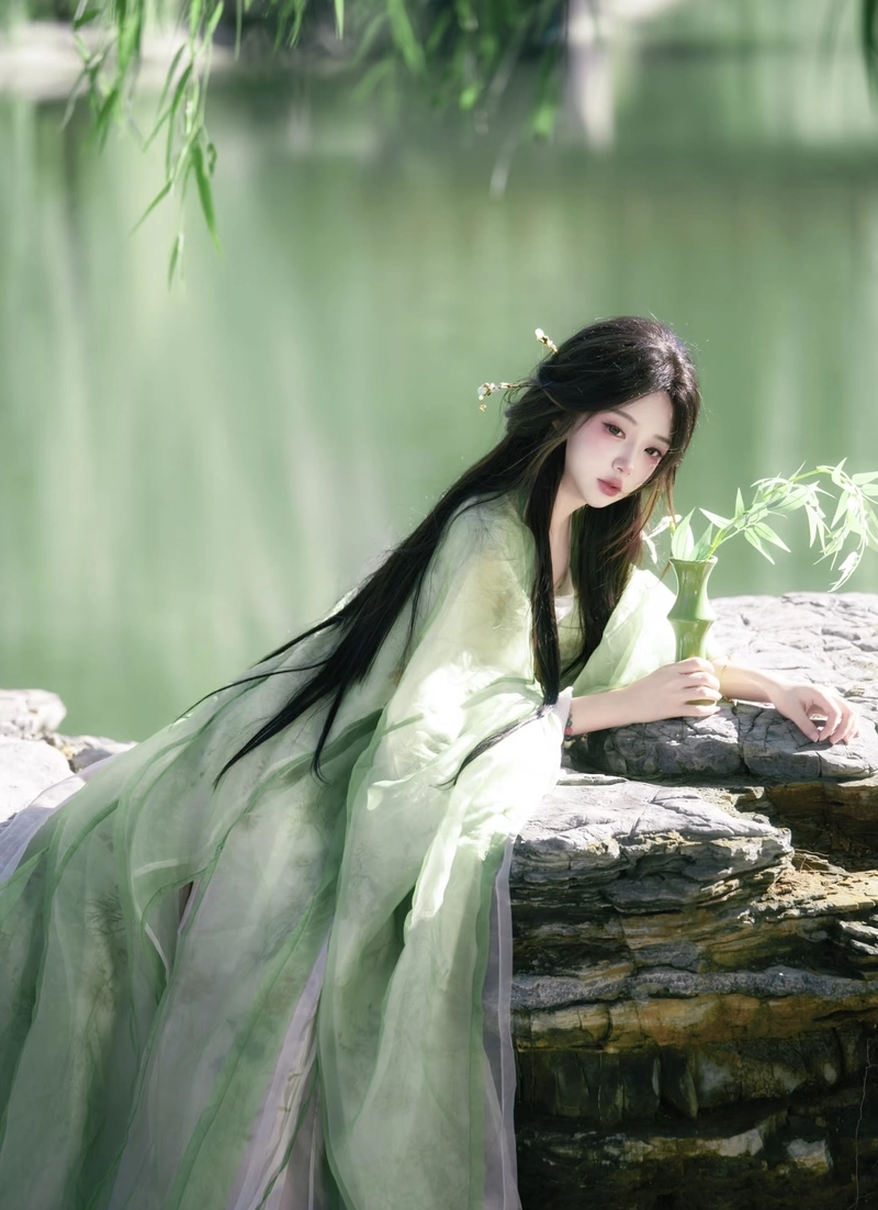 Ánh mắt dịu dàng của cô gái cổ trang đầy sức hấp dẫn