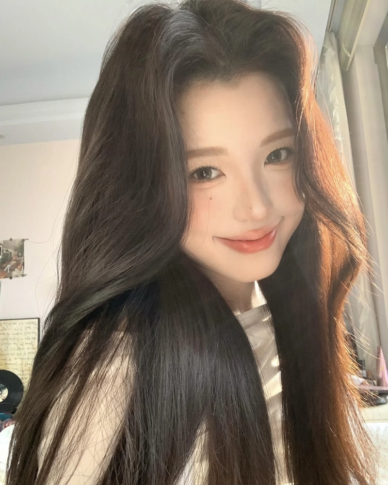 Ánh mắt long lanh gái xinh tóc dài đầy cuốn hút