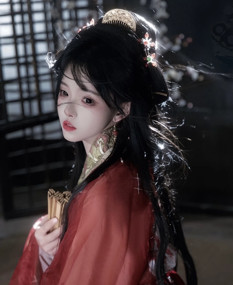 Ánh mắt sâu lắng của gái xinh cổ trang tạo cảm xúc