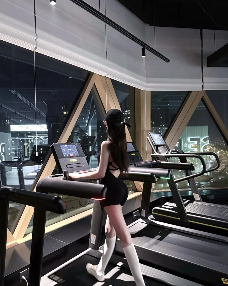 Ánh mắt tự tin ảnh gái xinh tập gym quyến rũ