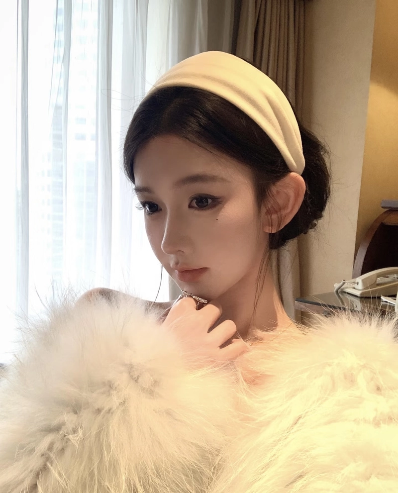 Ánh mắt tươi sáng của cô gái 18 tuổi tạo ấn tượng