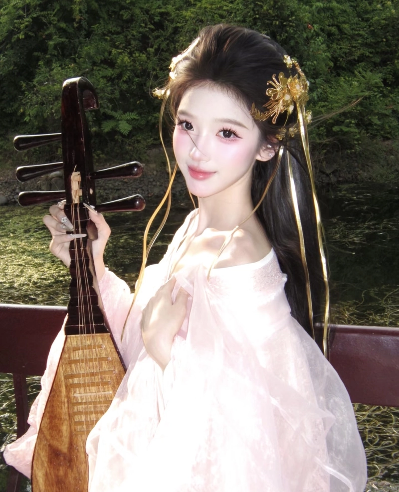 Ánh nhìn cuốn hút ảnh gái xinh cổ trang đầy sức sống
