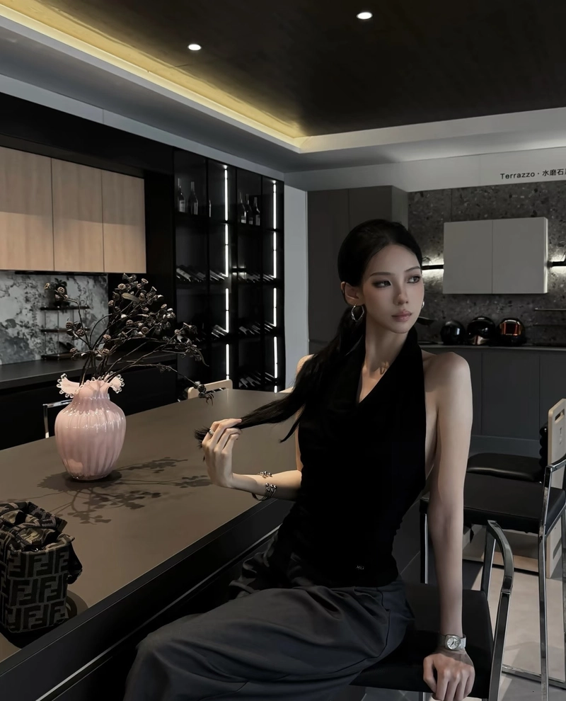 Ánh nhìn cuốn hút của cô gái 9x đầy quyến rũ