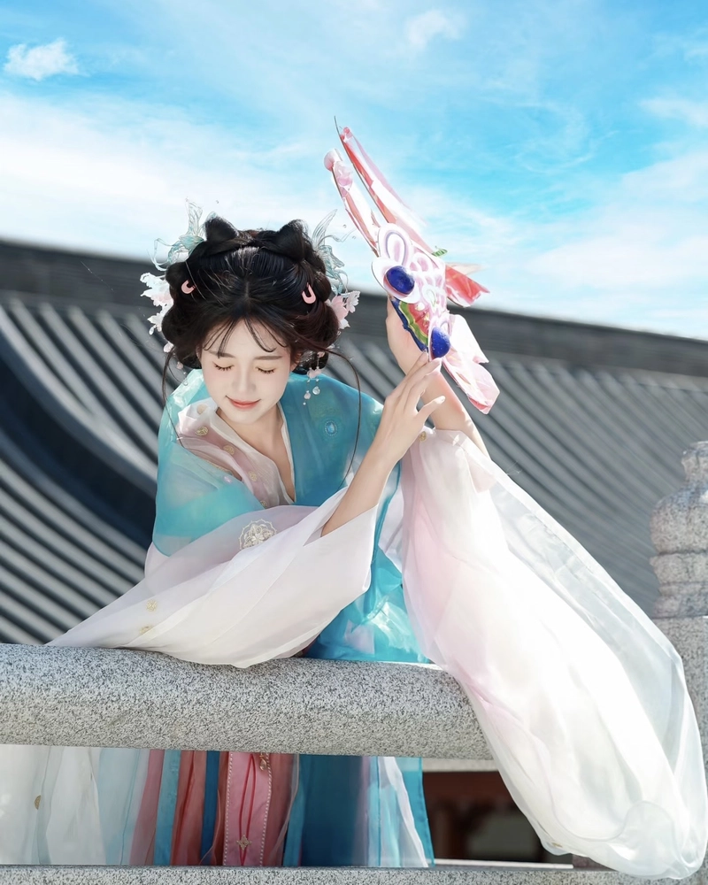 Ánh nhìn cuốn hút của cô gái cổ trang đầy sức sống