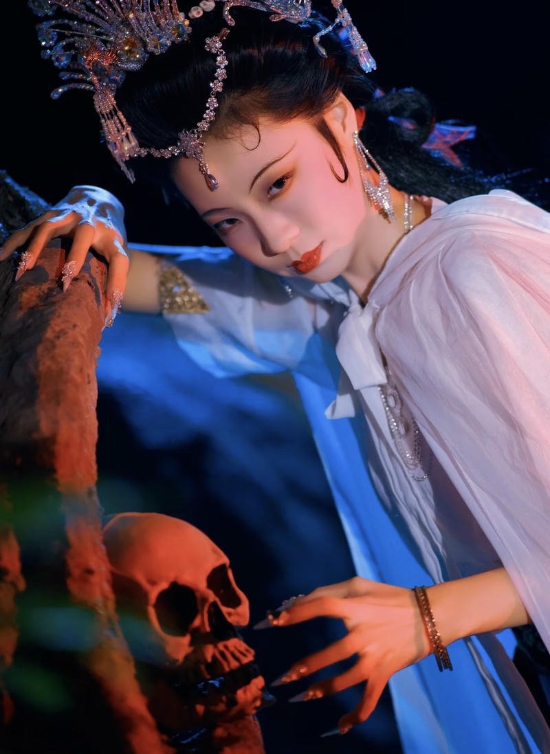 Ảnh nữ cosplay Bạch Cốt Tinh với tạo hình cổ trang đẹp