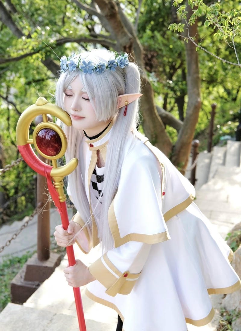 Ảnh nữ cosplay Frieren phong cách thanh lịch và tinh tế