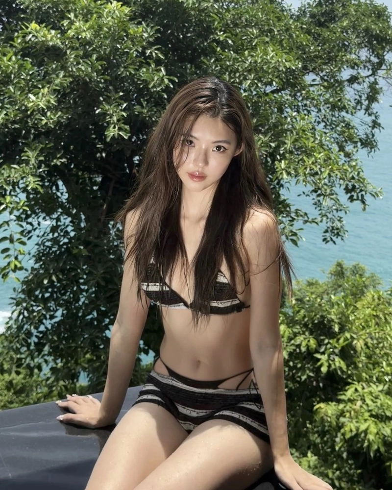 Biểu cảm tự tin ảnh gái xinh bikini thu hút ánh nhìn