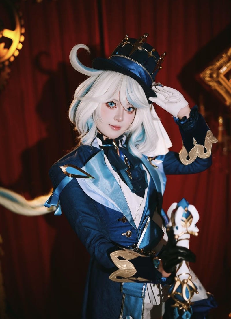 Bức Furina cosplay ánh mắt giàu chiều sâu