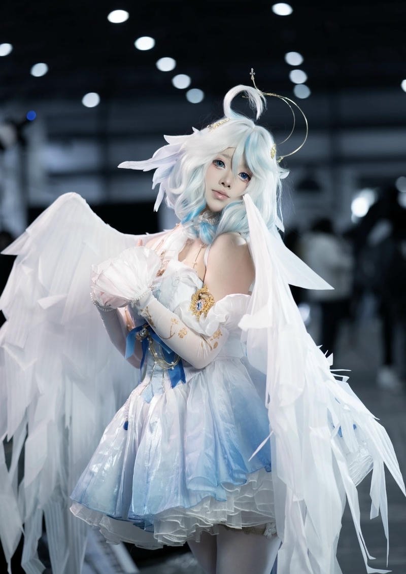 Bức Furina cosplay ánh mắt rạng rỡ sống động