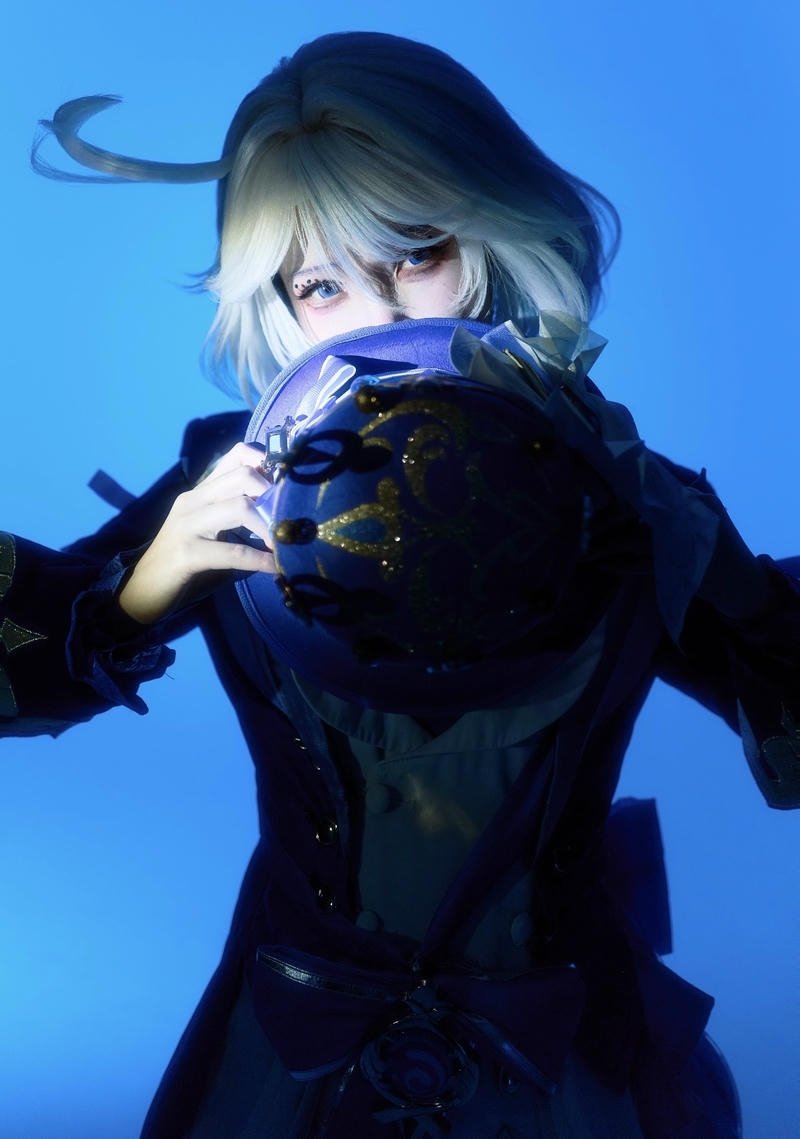 Bức Furina cosplay mang ánh mắt tinh nghịch pha kịch tính