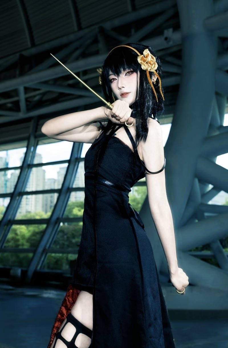 Bức Yor Forger cosplay với ánh mắt kiên định