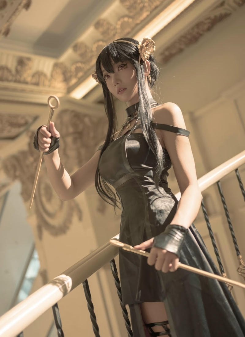 Bức Yor Forger cosplay với ánh mắt lạnh