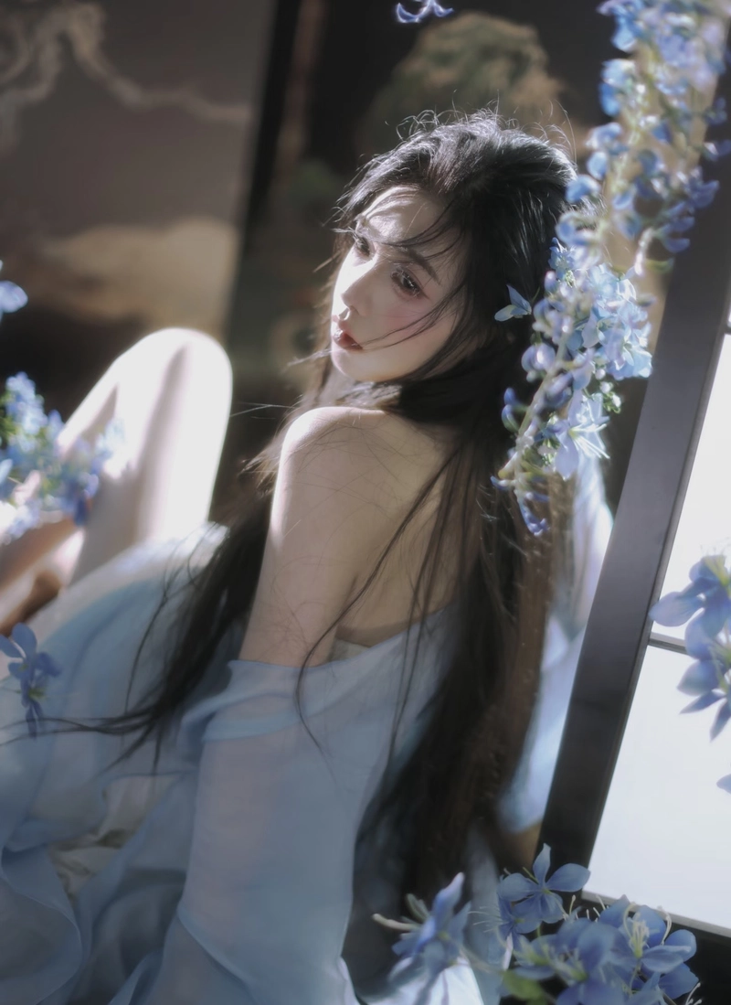 Cô gái xinh trong trang phục cổ trang mang vẻ dịu dàng