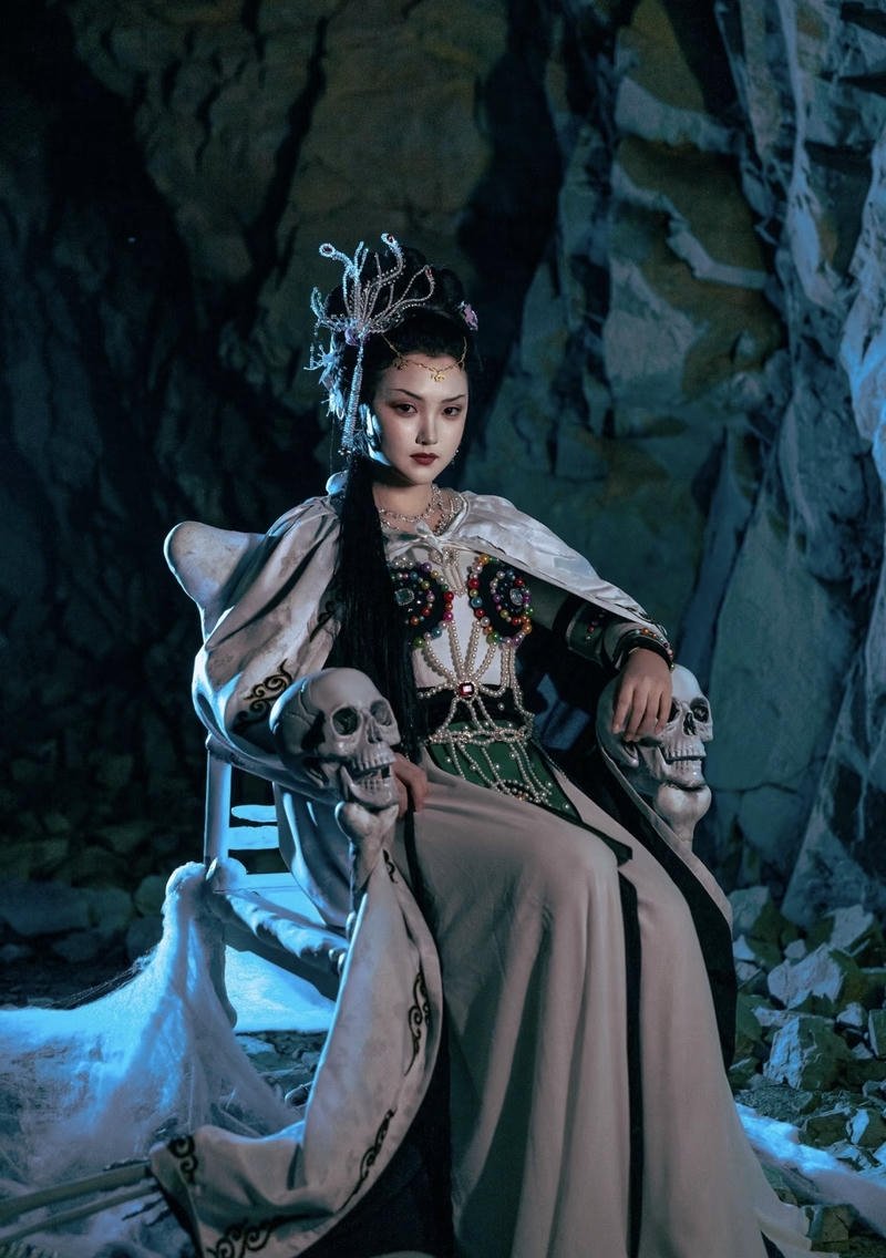 Cosplay Bạch Cốt Tinh ánh sáng xanh huyền bí nổi bật