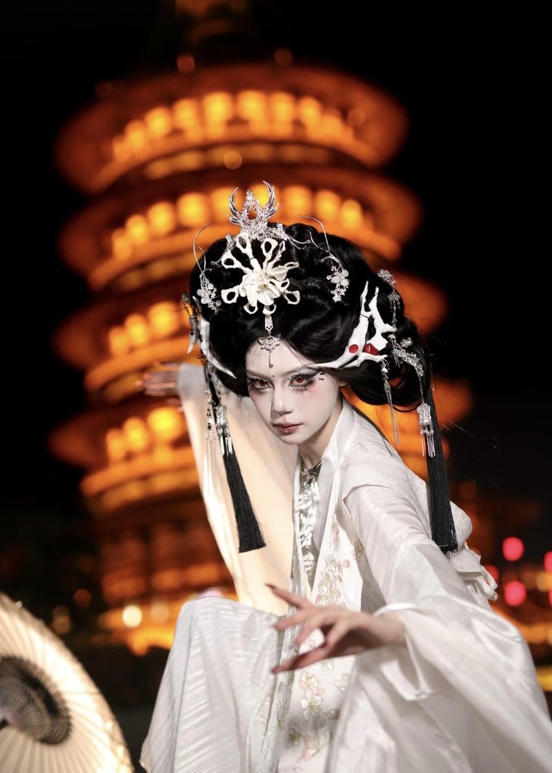 Cosplay Bạch Cốt Tinh tạo dáng lạnh lùng cuốn hút ánh nhìn