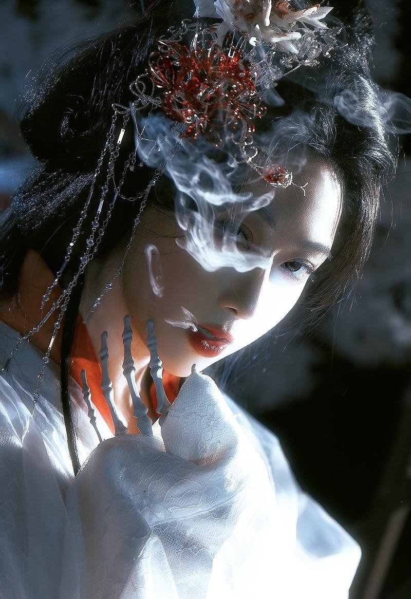 Cosplay Bạch Cốt Tinh với ánh mắt sắc lạnh đầy quyền lực