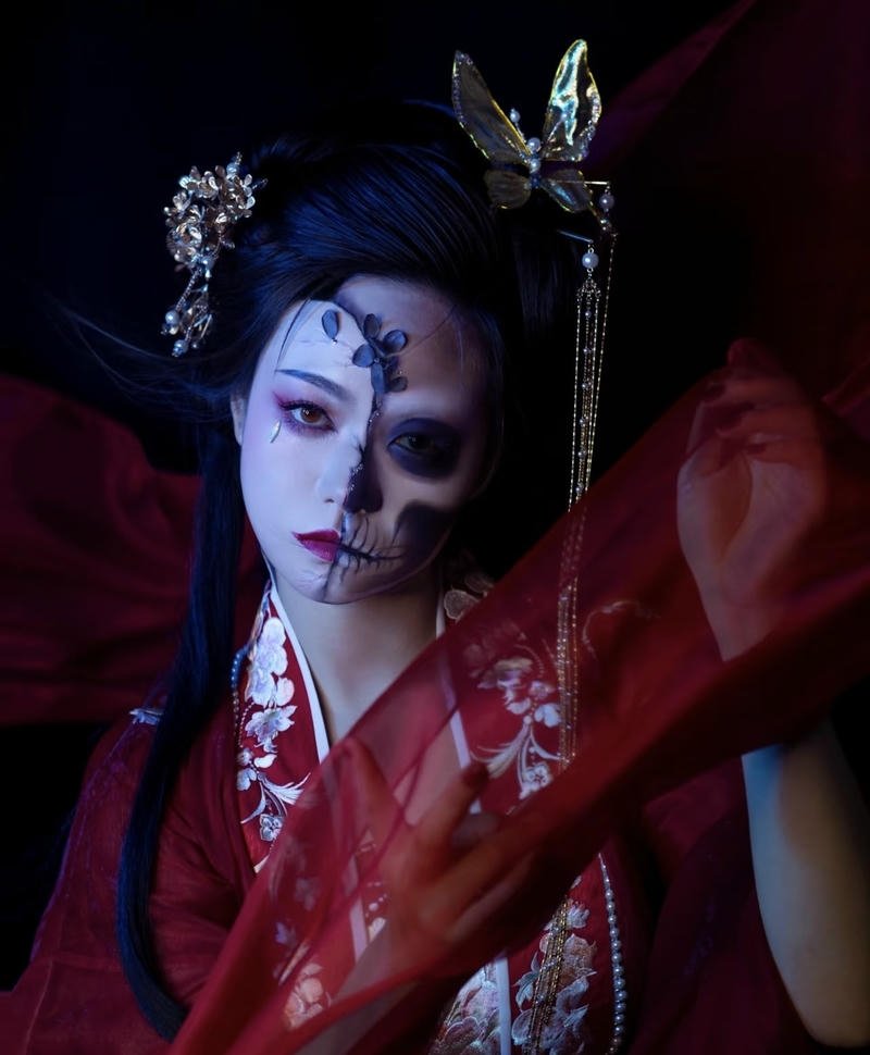 Cosplay Bạch Cốt Tinh với trang điểm đậm chất huyền bí