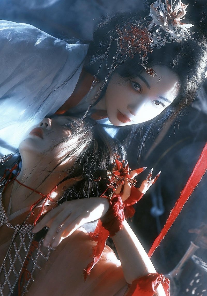 Cosplay Bạch Cốt Tinh với trang phục trắng tinh tế huyền bí