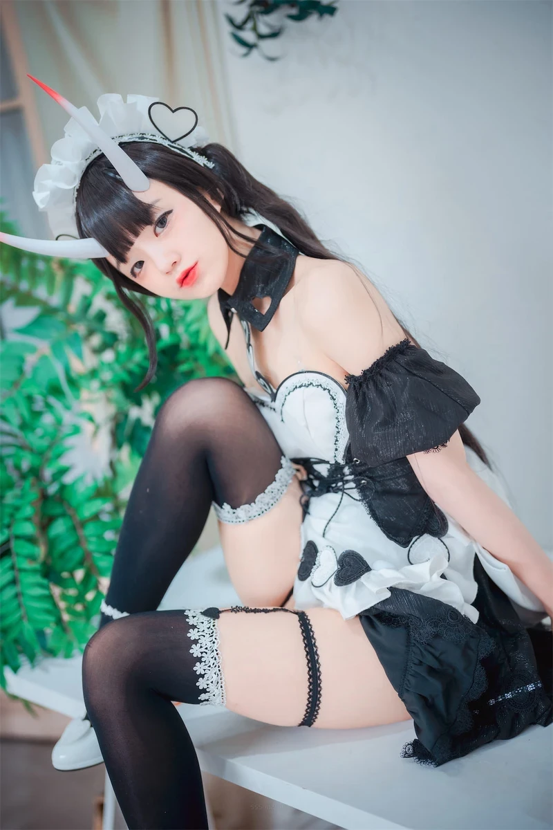Cosplay lộ hàng ảnh táo bạo nồng nhiệt