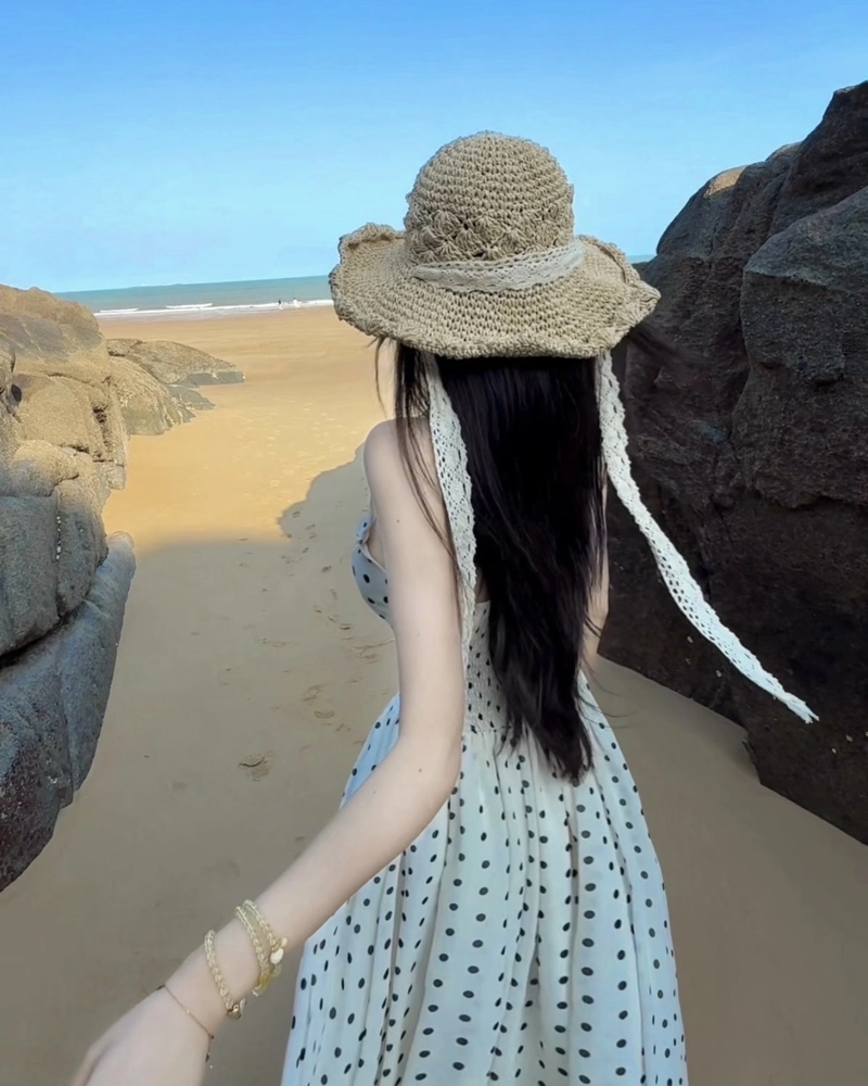 Dáng lưng đẹp của cô gái tạo cảm giác thu hút