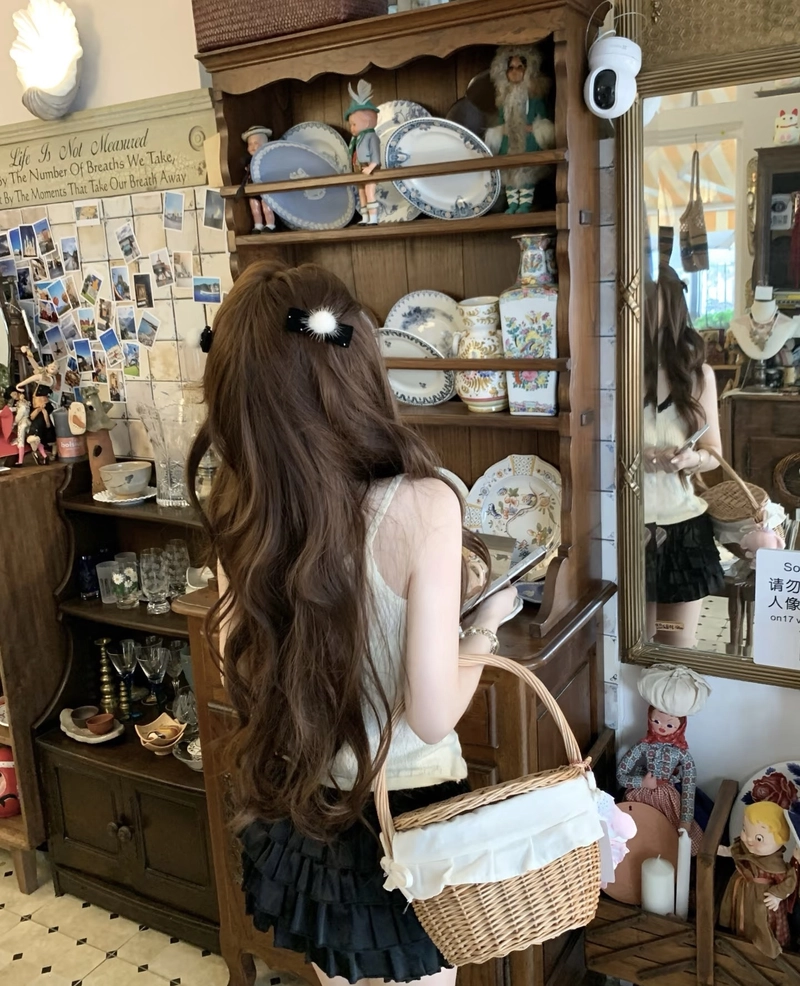 Dáng lưng mềm mại của cô gái quay lưng rất thu hút