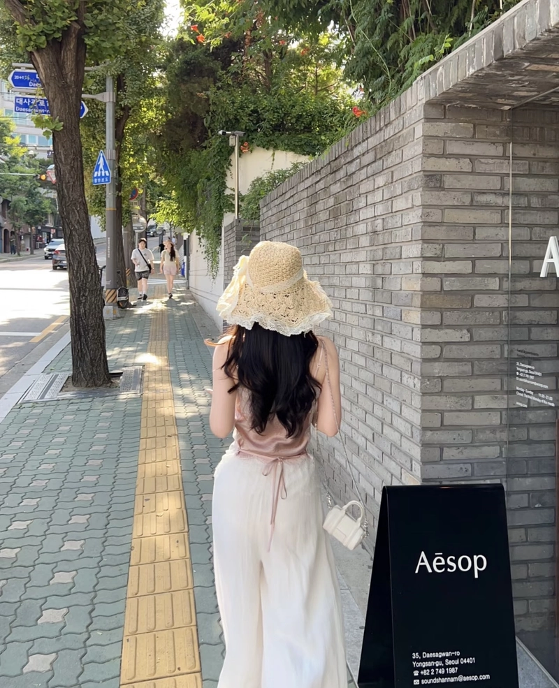 Dáng lưng thon gọn gái xinh quay lưng cuốn hút