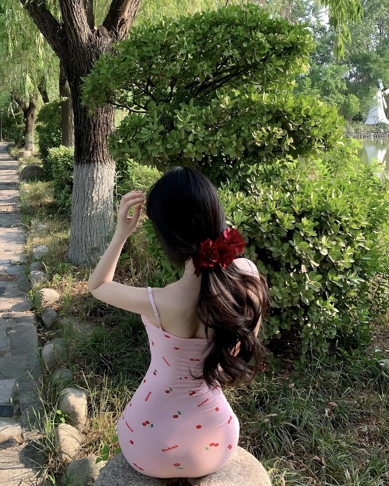 Dáng người gọn gàng của gái xinh quay lưng cuốn hút