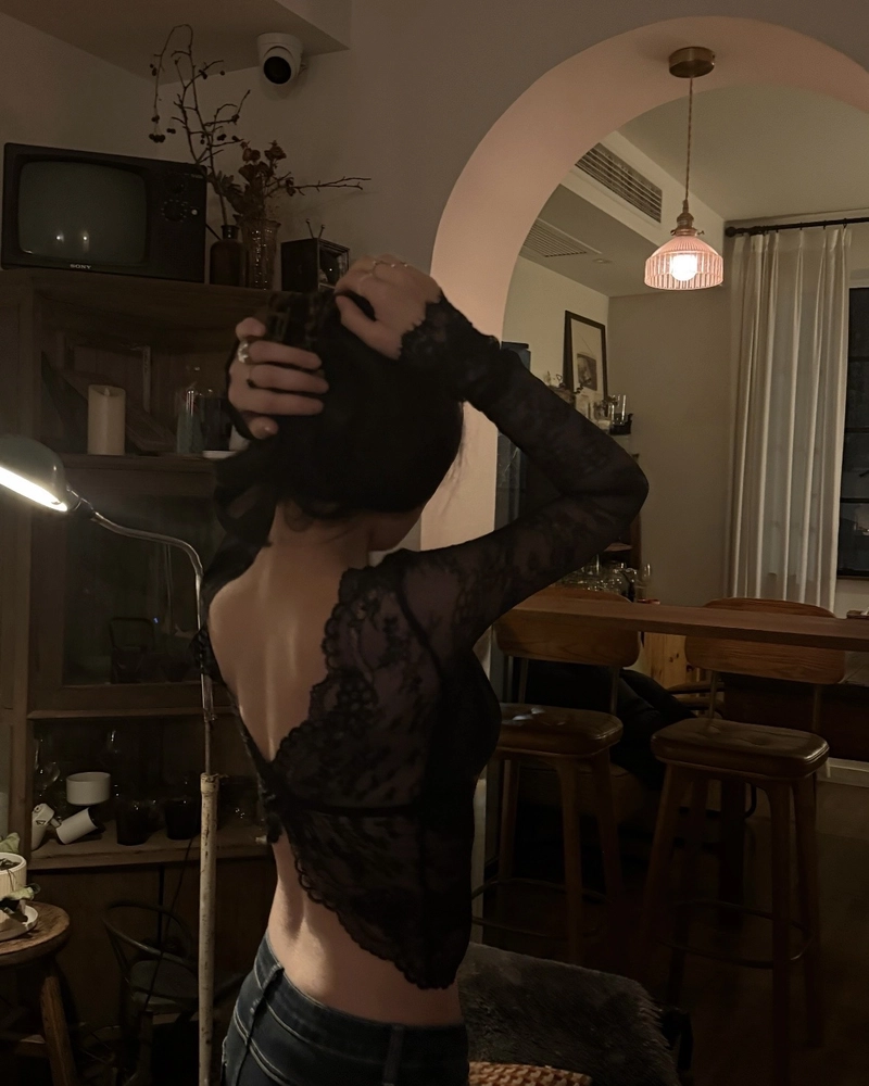 Dáng người thanh thoát của gái xinh quay lưng cuốn hút