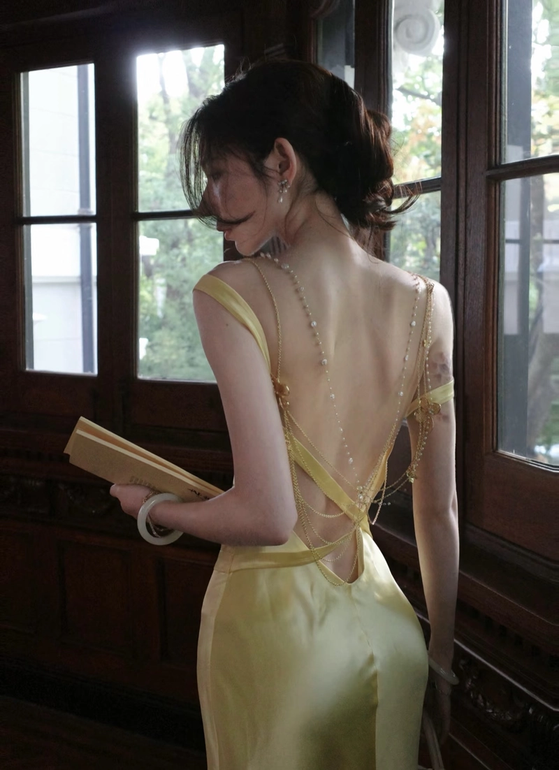 Dáng vẻ dịu dàng gái xinh quay lưng cuốn hút