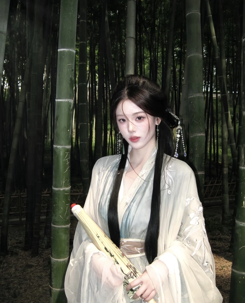 Dáng vẻ mềm mại của cô gái cổ trang đầy cuốn hút