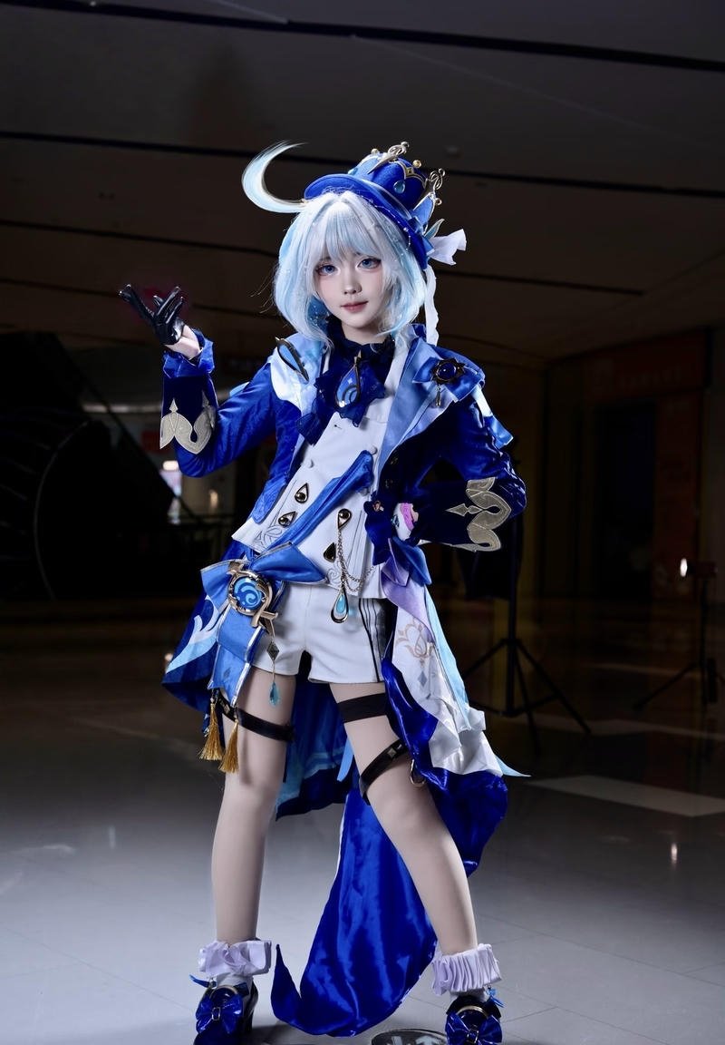 Furina cosplay cùngdáng đứng tạo điểm nhấn riêng