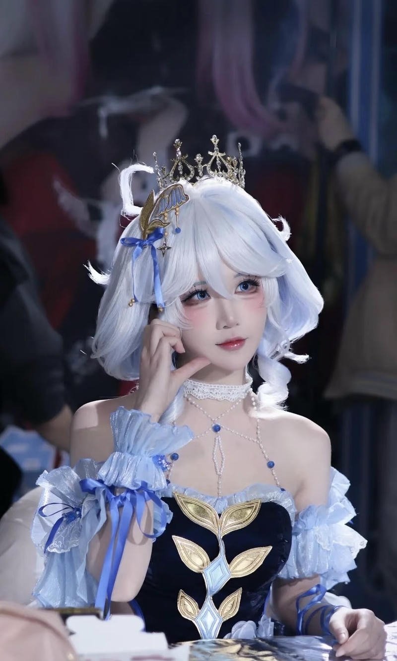 Furina cosplay dáng đứng mang tính trình diễn