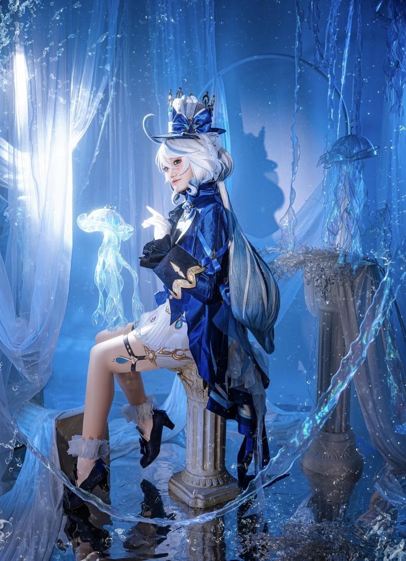 Furina cosplay động tác tay diễn đạt sinh động