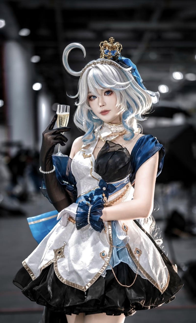 Furina cosplay động tác tay mềm mại uyển chuyển