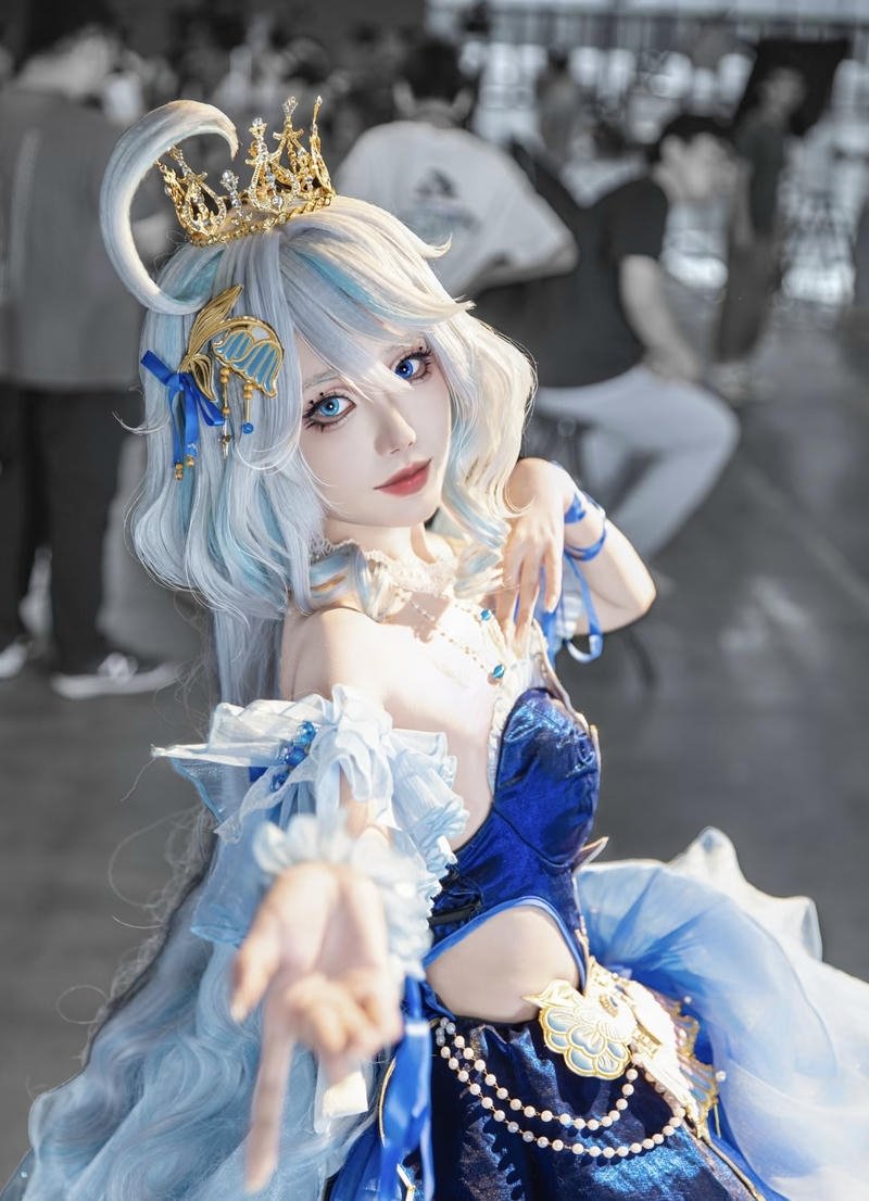 Furina cosplay tư thế nghiêng đầy cảm xúc