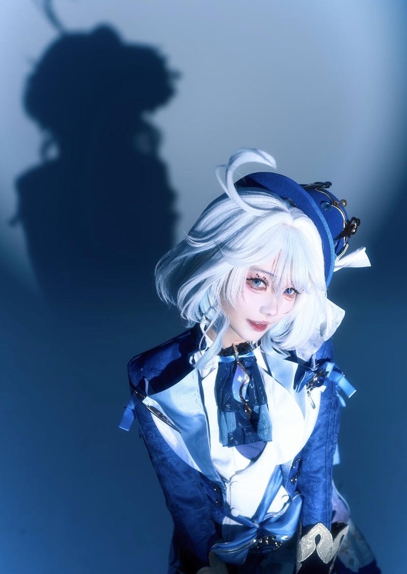 Furina cosplay tư thế tạo dáng giàu biểu cảm