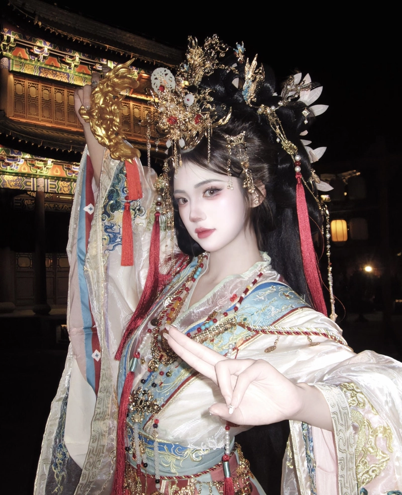 Gương mặt cuốn hút của gái xinh cổ trang mang nét cổ điển