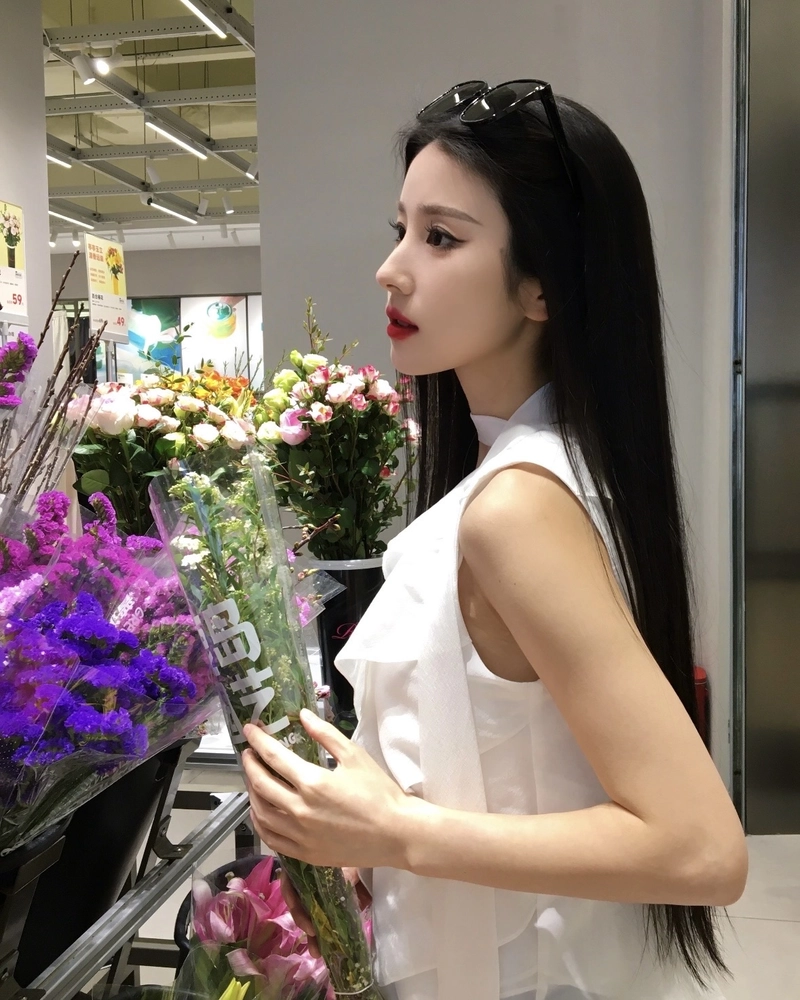 Gương mặt cuốn hút gái xinh tóc dài dịu dàng