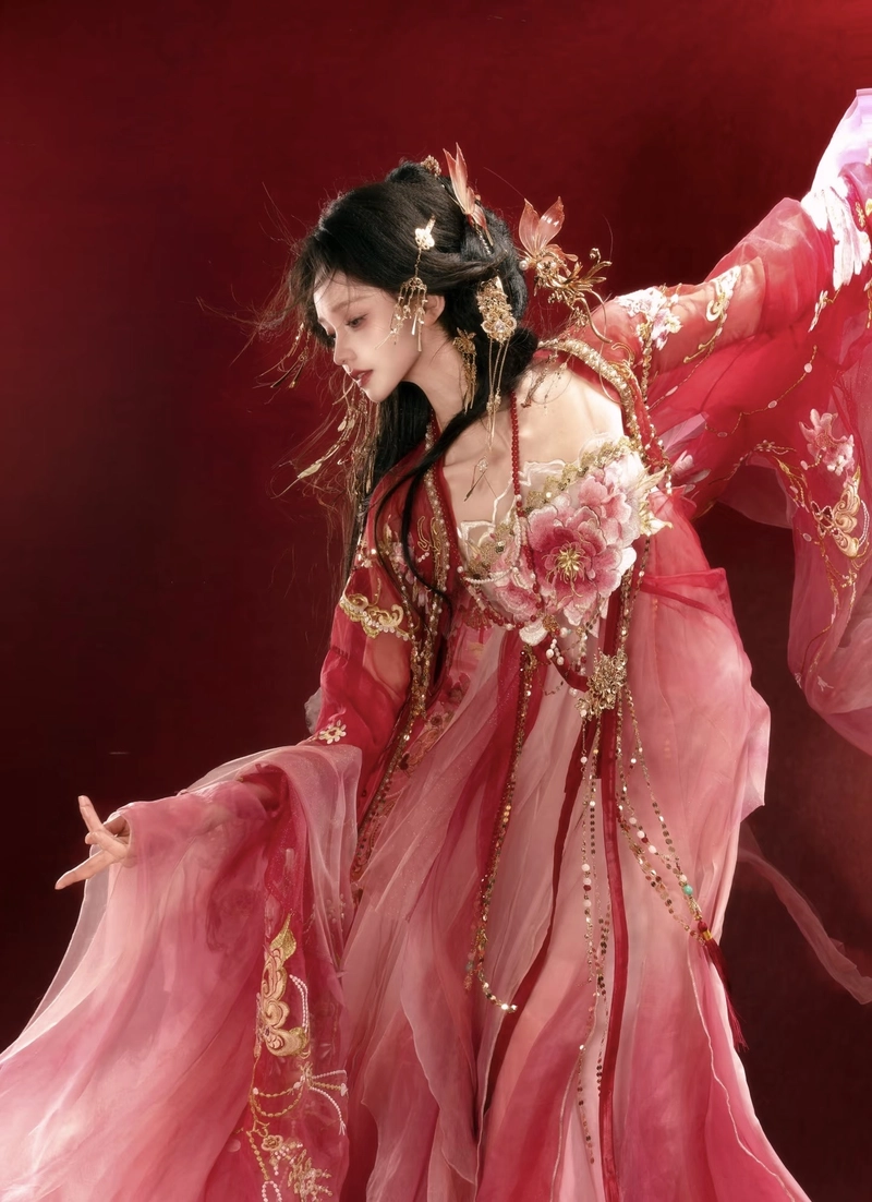 Gương mặt rạng rỡ gái xinh cổ trang mang nét dịu dàng