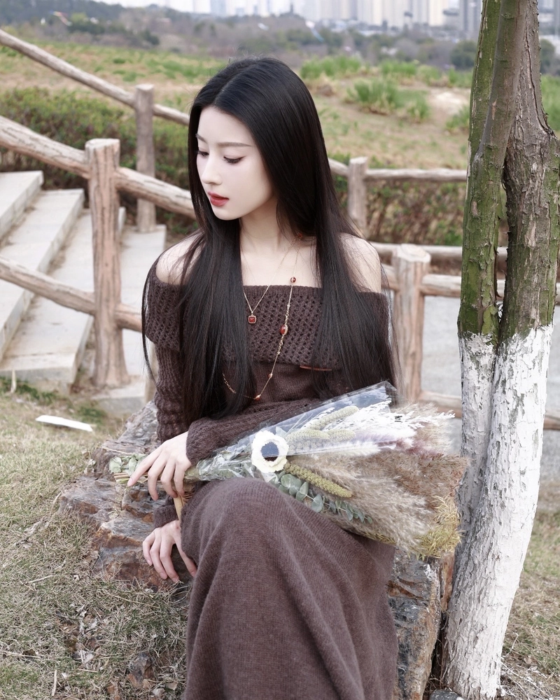 Gương mặt thanh tú gái xinh tóc dài dịu dàng