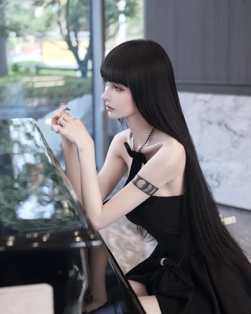 Gương mặt xinh đẹp của cô gái tóc dài nổi bật