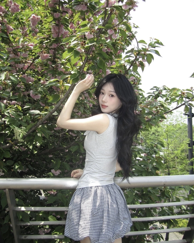 Gương mặt xinh xắn gái xinh tóc dài nhẹ nhàng