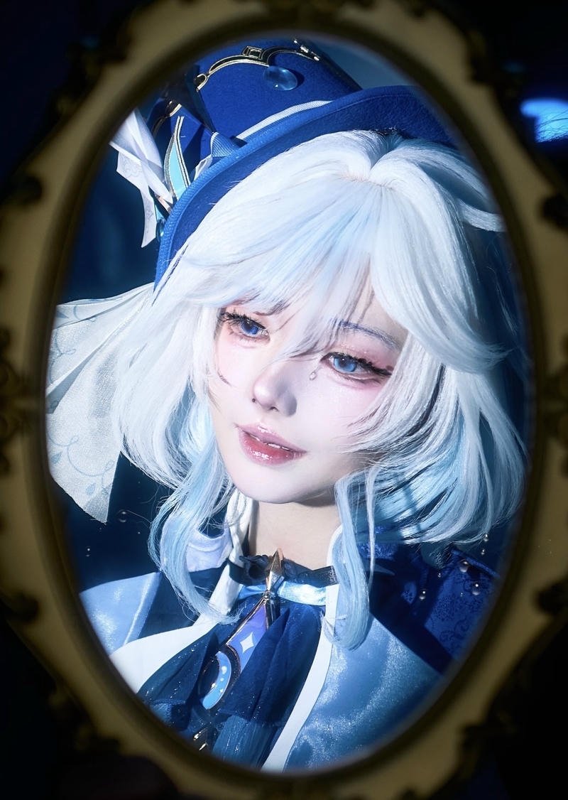 Hình Furina cosplay mang khí chất quý tộc sân khấu cổ điển